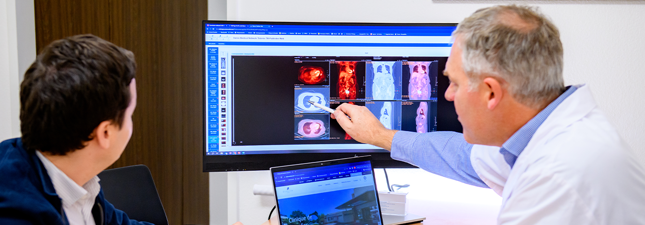 Thoracic surgeon in Swiss Medical Network explaining a patient about his thoracic condition via CT Scan