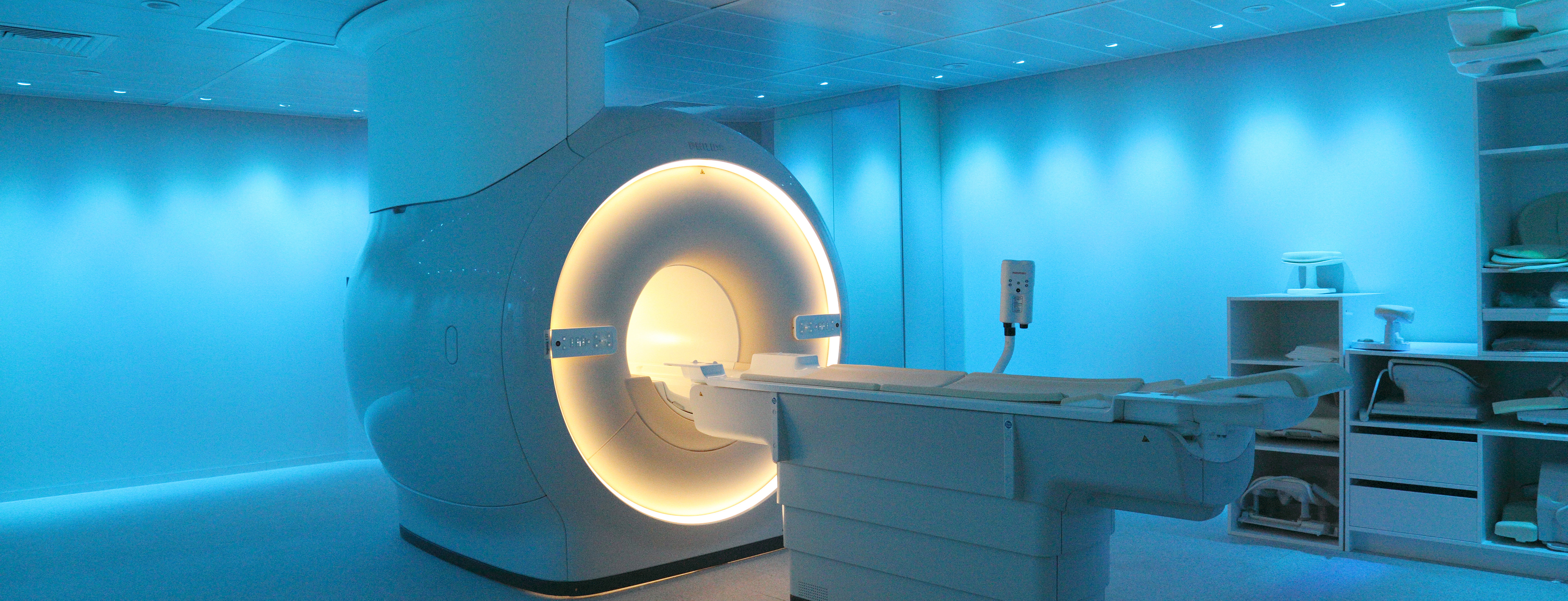 Medizinische Bildgebung mit einem CT-Scanner in einer Radiologieabteilung.