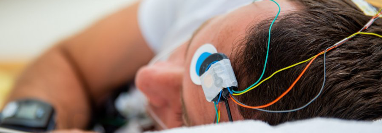 Personne portant un masque CPAP pour le traitement de l'apnée du sommeil