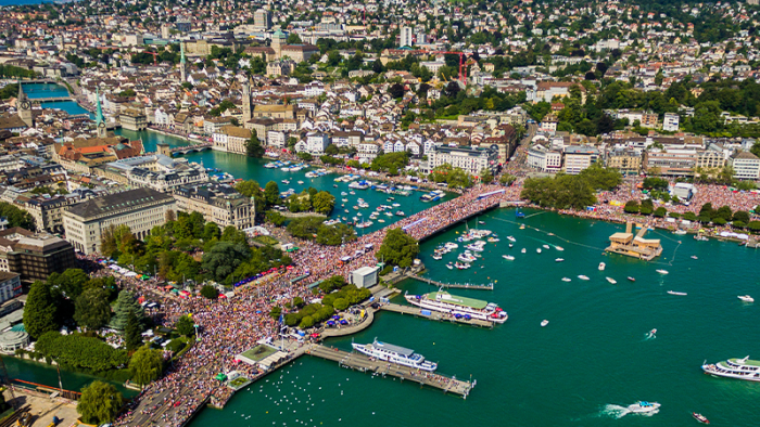 Menschen tanzen fröhlich während der Street Parade in Zürich