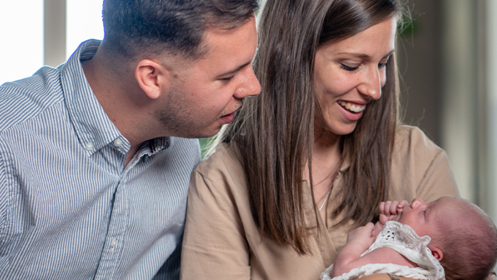 Parents tenant un nouveau-né dans leurs bras